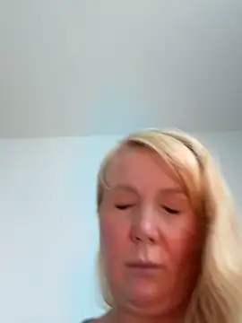 EmmaInLove23 online show from October 4, 8:01 am