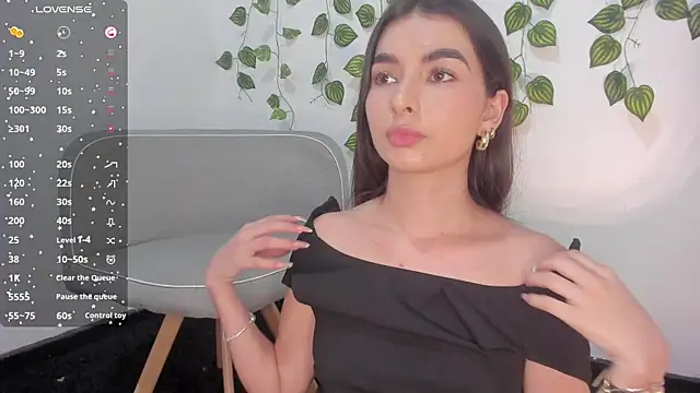 Snapshot of Coralinee_01 chatting on December 7, 8:27 pm Coralinee 01 online show from December 7, 8:27 pm