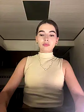 Coralinee 01 online show from December 18, 12:27 am