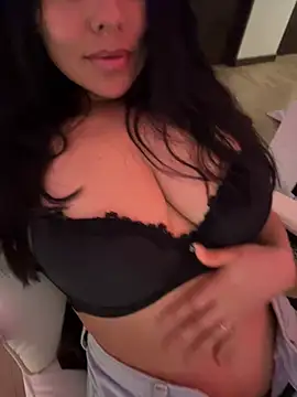 Snapshot of PetitLumiere chatting on January 19, 5:37 am PetitLumiere online show from January 19, 5:37 am