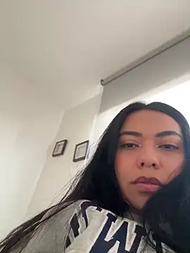 Snapshot of PetitLumiere chatting on February 7, 1:01 pm PetitLumiere online show from February 7, 1:01 pm