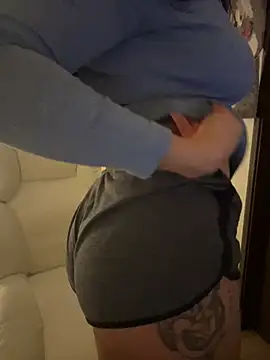 Snapshot of PetitLumiere chatting on February 17, 1:47 am PetitLumiere online show from February 17, 1:47 am