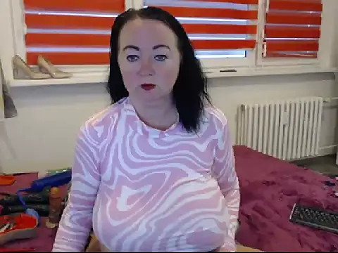 Snapshot of Alexie33 chatting on February 1, 10:05 am Alexie33 online show from February 1, 10:05 am