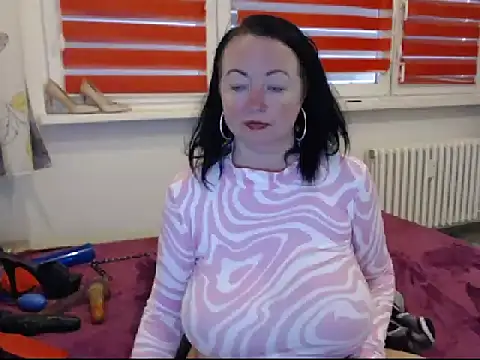 Snapshot of Alexie33 chatting on February 9, 2:50 pm Alexie33 online show from February 9, 2:50 pm