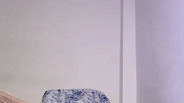 Snapshot of caarlywhitee chatting on December 19, 12:39 am caarlywhitee online show from December 19, 12:39 am