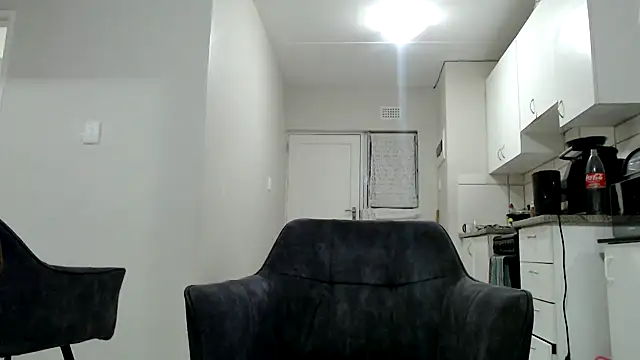 Snapshot of officialkhakes_za chatting on January 5, 6:35 pm officialkhakes za online show from January 5, 6:35 pm