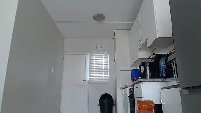 Snapshot of officialkhakes_za chatting on November 9, 9:07 am officialkhakes za online show from November 9, 9:07 am