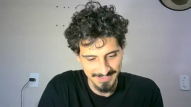 Snapshot of milkoffe chatting on December 8, 11:08 pm milkoffe online show from December 8, 11:08 pm