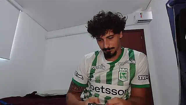 Snapshot of milkoffe chatting on February 12, 1:06 pm milkoffe online show from February 12, 1:06 pm