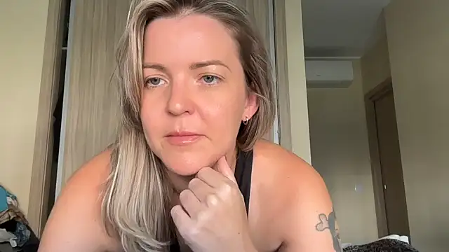 naughtyhollyxxxx online show from September 30, 9:36 am