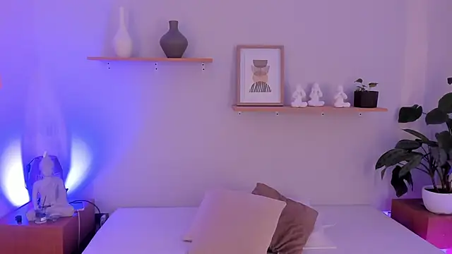 moll1e  online show from March 5, 2:01 pm