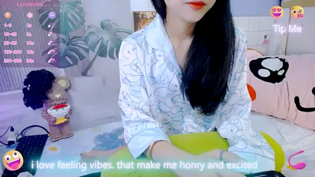 Snapshot of Ly__ chatting on February 11, 3:11 am Ly online show from February 11, 3:11 am