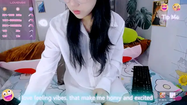 Snapshot of Ly__ chatting on March 3, 4:40 am Ly online show from March 3, 4:40 am