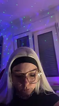 Snapshot of kinkygirl420x chatting on December 2, 8:59 pm kinkygirl420x online show from December 2, 8:59 pm