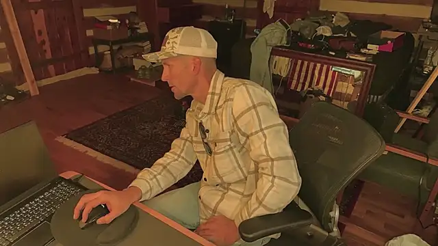 Snapshot of HARD_2QUIT chatting on December 22, 12:38 pm HARD 2QUIT online show from December 22, 12:38 pm