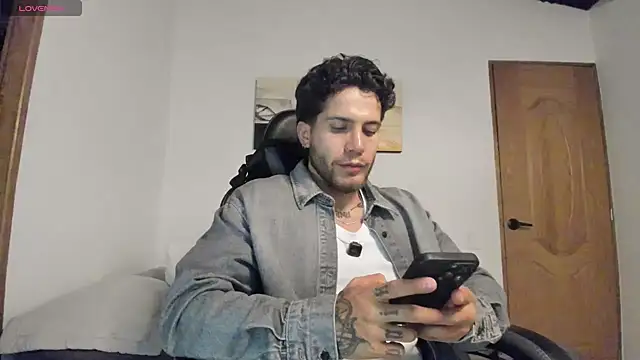 Snapshot of LucianSinclair chatting on July 14, 2:16 am LucianSinclair online show from July 14, 2:16 am
