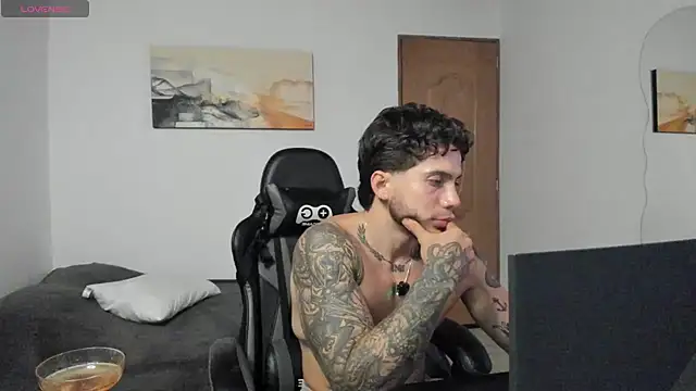 Snapshot of LucianSinclair chatting on August 2, 1:04 am LucianSinclair online show from August 2, 1:04 am