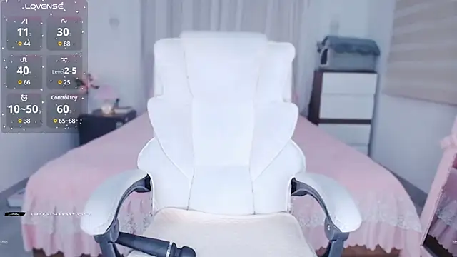 Snapshot of PimChanOK chatting on March 6, 2:51 am PimChanOK online show from March 6, 2:51 am