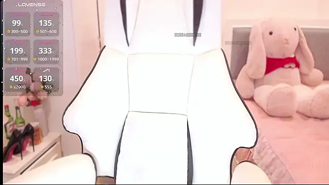 Snapshot of PimChanOK chatting on October 22, 1:00 pm PimChanOK online show from October 22, 1:00 pm