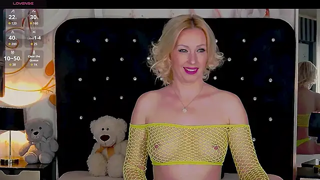 Snapshot of OliviaShaw23 chatting on October 21, 8:42 pm OliviaShaw23 online show from October 21, 8:42 pm