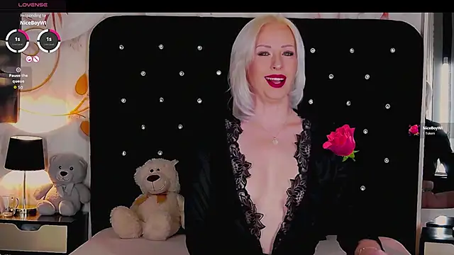 Snapshot of OliviaShaw23 chatting on November 14, 9:02 pm OliviaShaw23 online show from November 14, 9:02 pm