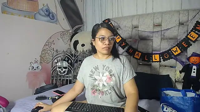 Snapshot of KEYRA-MILLER- chatting on October 23, 2:55 am KEYRA-MILLER- online show from October 23, 2:55 am