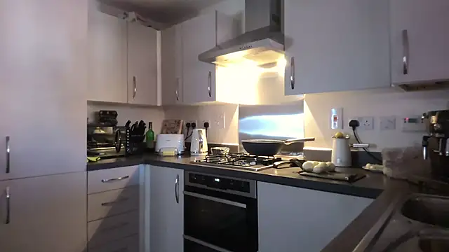 Snapshot of SweetMonicaUK chatting on November 13, 11:20 am SweetMonicaUK online show from November 13, 11:20 am