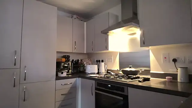 Snapshot of SweetMonicaUK chatting on November 18, 11:47 am SweetMonicaUK online show from November 18, 11:47 am