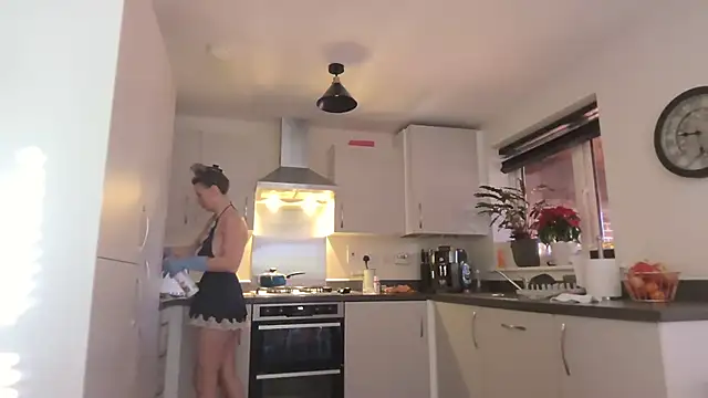 Snapshot of SweetMonicaUK chatting on November 21, 9:30 am SweetMonicaUK online show from November 21, 9:30 am