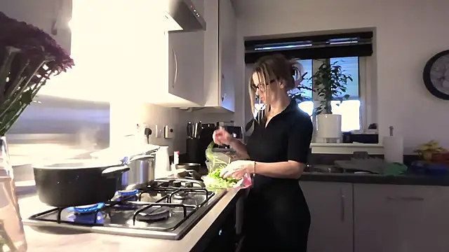 Snapshot of SweetMonicaUK chatting on December 1, 12:43 pm SweetMonicaUK online show from December 1, 12:43 pm