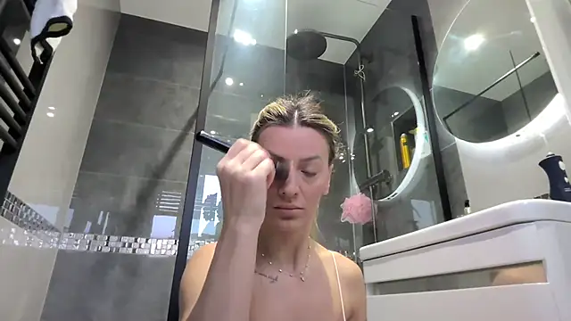 Snapshot of SweetMonicaUK chatting on December 3, 8:56 am SweetMonicaUK online show from December 3, 8:56 am