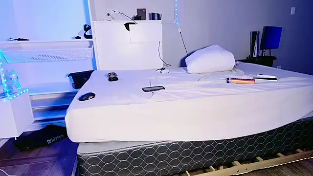 Snapshot of THICKwithDICKK chatting on March 10, 12:15 pm THICKwithDICKK online show from March 10, 12:15 pm