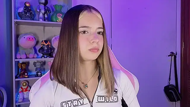 Snapshot of EmilyMiller_ chatting on September 16, 4:52 pm EmilyMiller online show from September 16, 4:52 pm