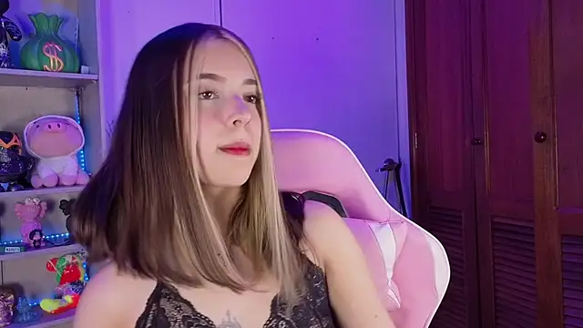 Snapshot of EmilyMiller_ chatting on September 20, 7:04 pm EmilyMiller online show from September 20, 7:04 pm