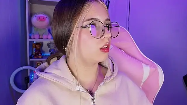 Snapshot of EmilyMiller_ chatting on October 4, 9:13 pm EmilyMiller online show from October 4, 9:13 pm