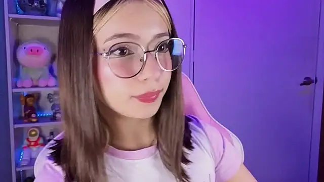 Snapshot of EmilyMiller_ chatting on October 11, 5:11 pm EmilyMiller online show from October 11, 5:11 pm