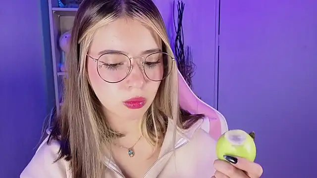 Snapshot of EmilyMiller_ chatting on October 15, 4:51 pm EmilyMiller online show from October 15, 4:51 pm