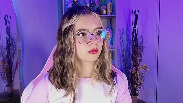 Snapshot of EmilyMiller_ chatting on October 23, 4:50 pm EmilyMiller online show from October 23, 4:50 pm