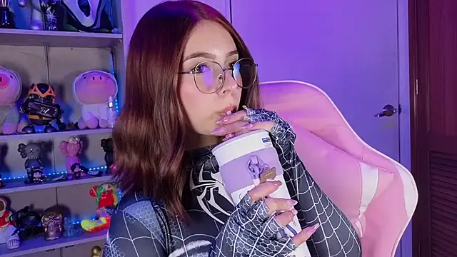 Snapshot of EmilyMiller_ chatting on November 1, 9:17 pm EmilyMiller online show from November 1, 9:17 pm