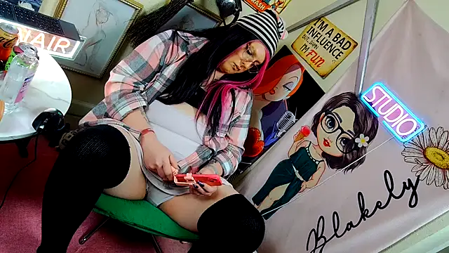 Blakelytgirl online show from April 17, 2:53 pm