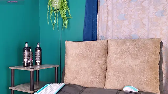 Snapshot of Layla_17 chatting on February 23, 10:51 pm Layla 17 online show from February 23, 10:51 pm