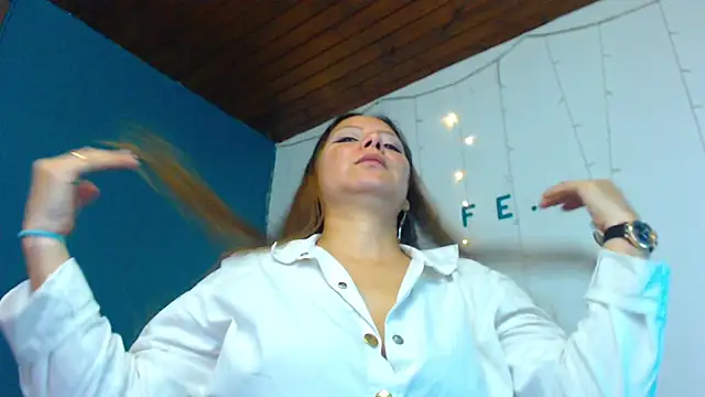 Snapshot of camila_delarosa chatting on December 27, 12:23 pm camila delarosa online show from December 27, 12:23 pm