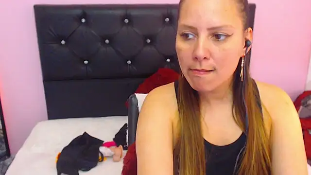Snapshot of camila_delarosa chatting on February 25, 6:31 pm camila delarosa online show from February 25, 6:31 pm