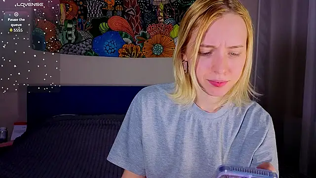 Crayzy Luv online show from April 18, 1:31 am