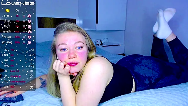 Snapshot of kitti_kaattt chatting on December 4, 12:14 pm kitti kaattt online show from December 4, 12:14 pm