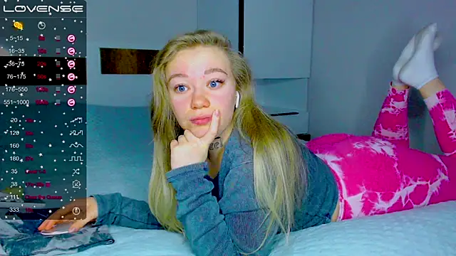 Snapshot of kitti_kaattt chatting on December 6, 3:08 am kitti kaattt online show from December 6, 3:08 am