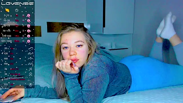 Snapshot of kitti_kaattt chatting on December 13, 3:49 am kitti kaattt online show from December 13, 3:49 am