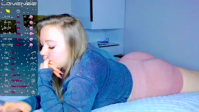 Snapshot of kitti_kaattt chatting on January 3, 4:11 am kitti kaattt online show from January 3, 4:11 am