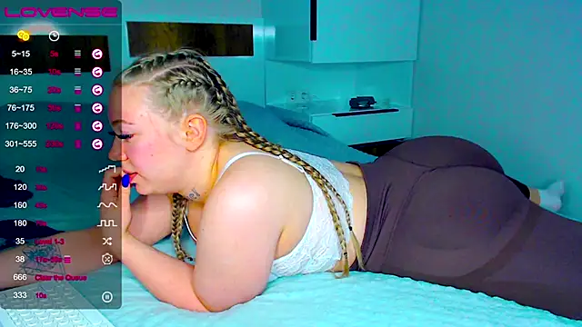 Snapshot of kitti_kaattt chatting on October 14, 4:13 am kitti kaattt online show from October 14, 4:13 am