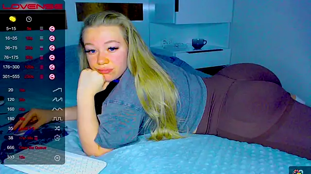 Snapshot of kitti_kaattt chatting on October 19, 3:29 am kitti kaattt online show from October 19, 3:29 am